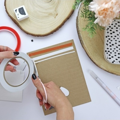 Materiais de artesanato em papel com tesoura, fita dupla face e decoração de madeira