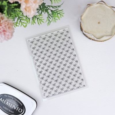 Selo transparente com padrão de laço de fita preto, almofada para carimbo e almofada de tinta preta