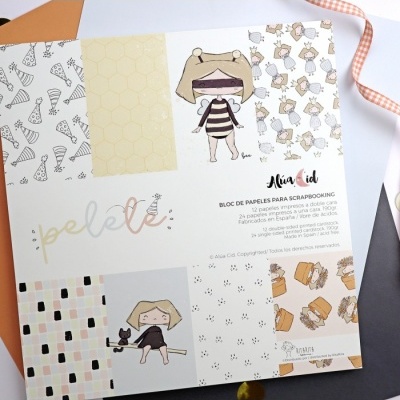 Bloco de papéis para scrapbooking com desenhos infantis e padrões coloridos