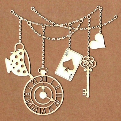 Peças de madeira penduradas por correntes contra fundo castanho