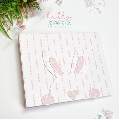 Caixa decorativa branca com padrão rosa e recorte em forma de orelhas de coelho e coração