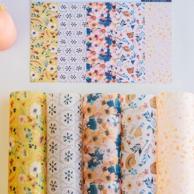 Conjunto de cinco tecidos estampados florais e decorativos em cores variadas embalados