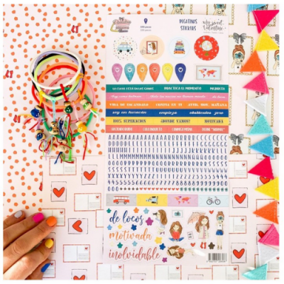 Autocolantes coloridos, pulseiras com pendentes, tecido decorado e guirlanda de feltro colorido