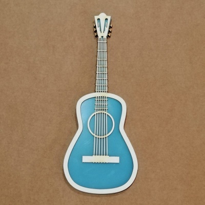 Guitarra de brinquedo azul com bordas brancas sobre fundo castanho