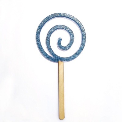 Objeto espiral azul glitter com pau de madeira claro