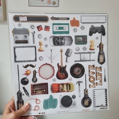 Folha com autocolantes de objetos vintage e temas variados, preço €12.50