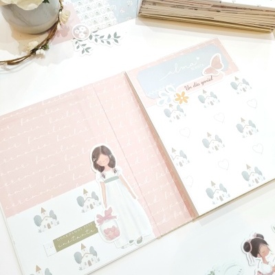 Álbum de scrapbook decorado com ilustrações e texto em tons pastel