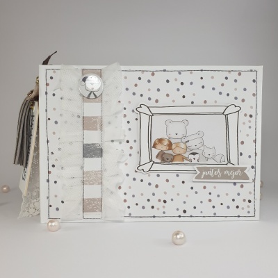 Livro decorativo com ursinho, coelho e gatinho numa moldura e texto 'juntos melhor'