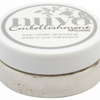 frasco pequeno de plástico com tampa branca e texto, produto cremoso interno