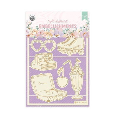 Embelezamentos de madeira clara com desenhos diversos em embalagem decorativa.