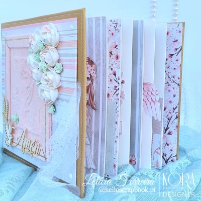 Álbum scrapbook decorativo com flores em tecido e palavra 'Amém' em madeira na capa