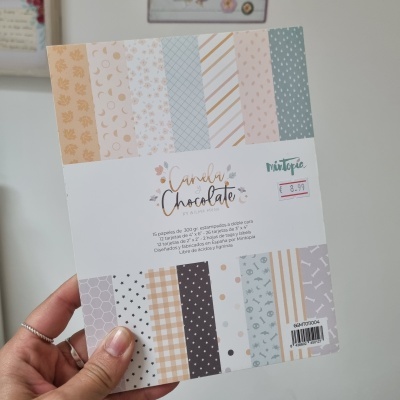Folleto de papel decorativo com múltiplos padrões em tons pastel