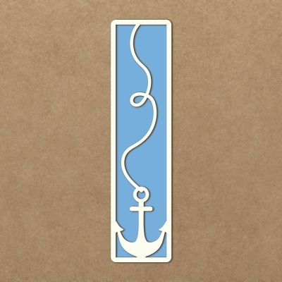 Marca-páginas azul com âncora branca e corda em fundo castanho