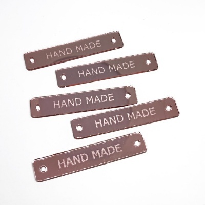 Etiquetas retangulares rosa com texto HAND MADE em branco