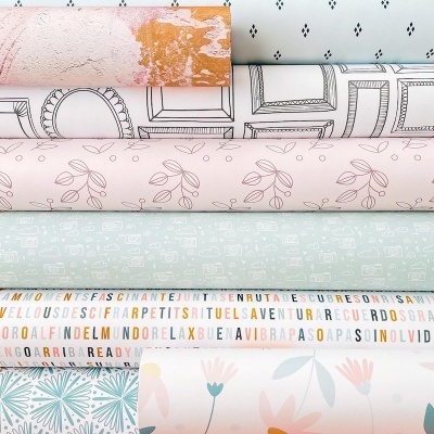 Rolos de papel de parede com vários padrões e cores pastel