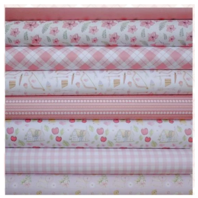 Rolos de tecido com padrões florais, xadrez, maçãs e desenhos infantis em tons de rosa e branco