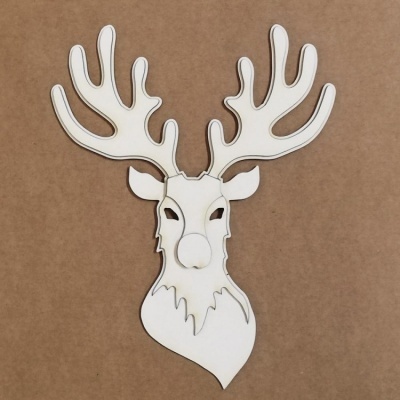 Cabeça decorativa de veado em madeira clara com contornos escuros