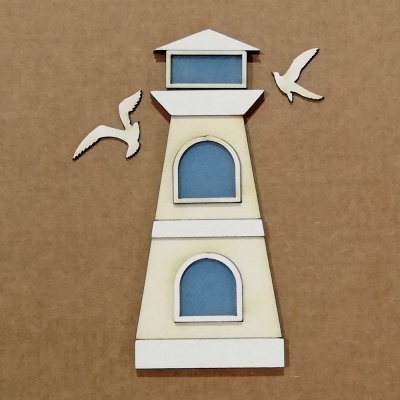 Figura decorativa de farol em madeira com janelas azuis e gaivotas brancas