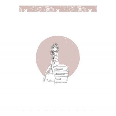 Ilustração de mulher sentada em malas com fundo rosa e faixa decorativa