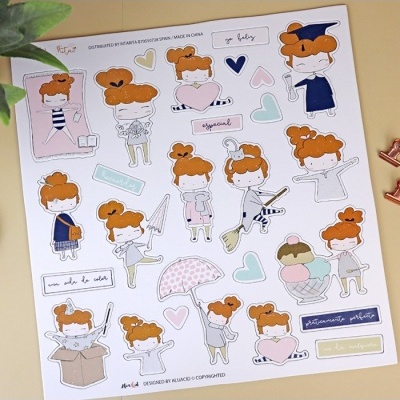 Folha de autocolantes de personagem feminina ruiva em várias poses e roupas coloridas