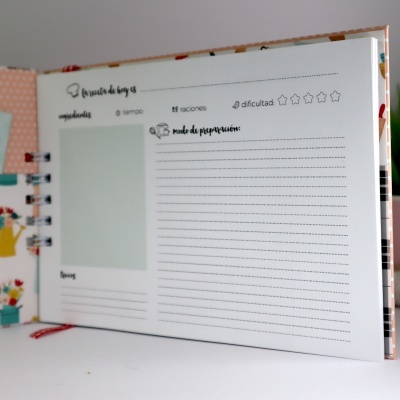 Página aberta de caderno ou livro de receitas com secções para ingredientes, tempo, raciones, dificuldade e modo de preparação.