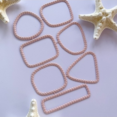 Elásticos de cabelo rosa com textura trançada e estrelas-do-mar