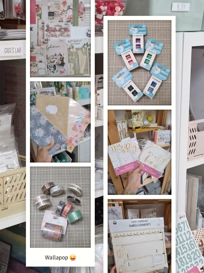 Produtos de papelaria e decoração variados expostos em prateleira, com texto decorativo visível e ambiente de loja/atelier