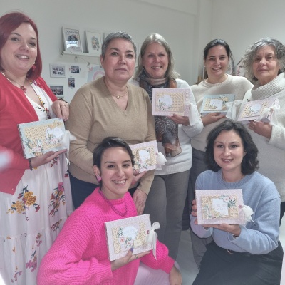 Mulheres segurando cartões florais decorativos numa sala