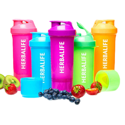 Garrafas coloridas de plástico Herbalife com frutas frescas ao redor