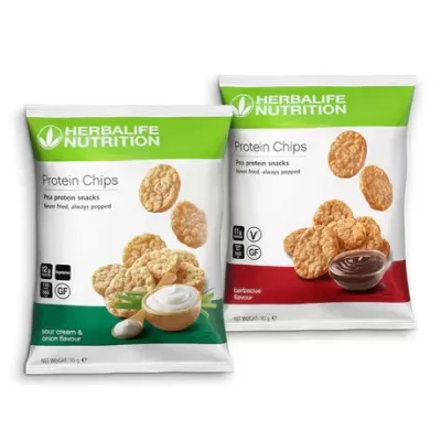 Dois pacotes de snacks Protein Chips da Herbalife Nutrition em fundo branco.