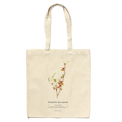 Saco de tecido creme com estampa de ramo com bagas vermelhas e texto 