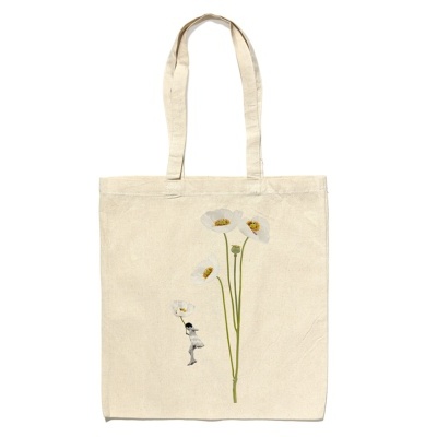 Saco de tecido bege com ilustração de flores e personagem pequena