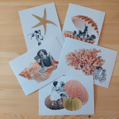 Cinco postais com ilustrações de elementos marinhos e figuras humanas em superfície de madeira.
