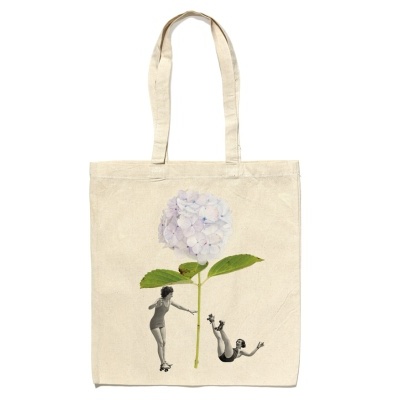 Saco de tecido bege com imagem de flor rosa e pequenas figuras humanas