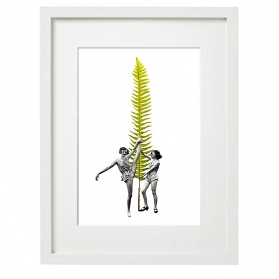 Quadro com moldura branca e arte de folha amarela e duas mulheres em trajes de banho preto e branco