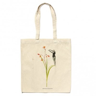 Mala de tecido cru com estampa de planta e figura humana