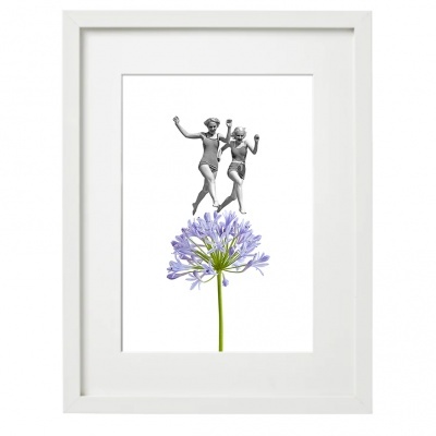 Ilustração de dois bonecos prateados a dançar sobre uma flor lilás em moldura branca