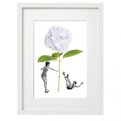 Quadro com ilustração de flor branca e duas figuras humanas em patins