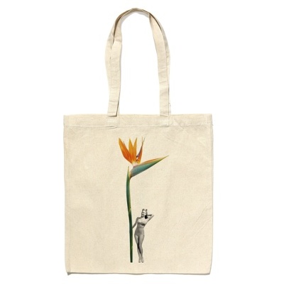 Mala de tecido crú com estampa de flor e figura humana