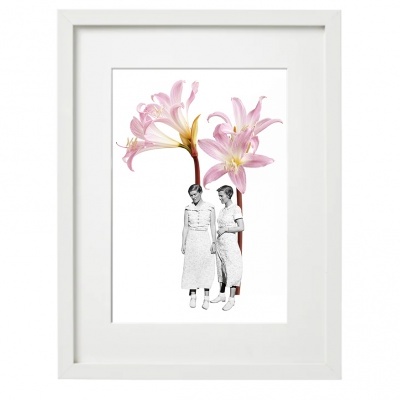 Quadro decorativo com ilustração de duas mulheres e flores cor-de-rosa