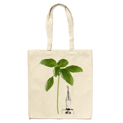 Mala de tecido bege com ilustração de planta verde e lupa