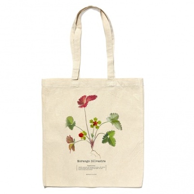 Saco de tecido cru com estampa de flores e folhas coloridas e texto impresso