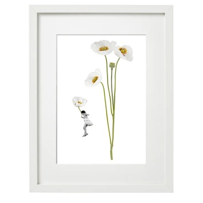 Quadro branco com ilustração de flores e figura feminina