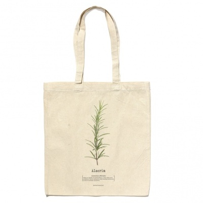Saco tote bag de tecido cru com desenho de alecrim e texto em português.