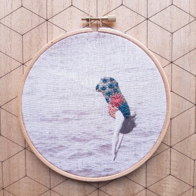 Bastidor de bordado com pássaro colorido bordado em tecido branco