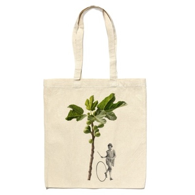 Saco de pano branco com ilustração de planta e criança a brincar com aro