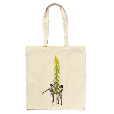 Saco de tecido bege com estampa de folha verde e duas figuras humanas em preto e branco.