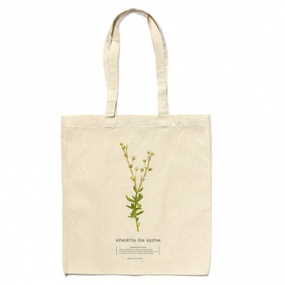 Saco de pano bege com alças longas e estampa de planta com flores