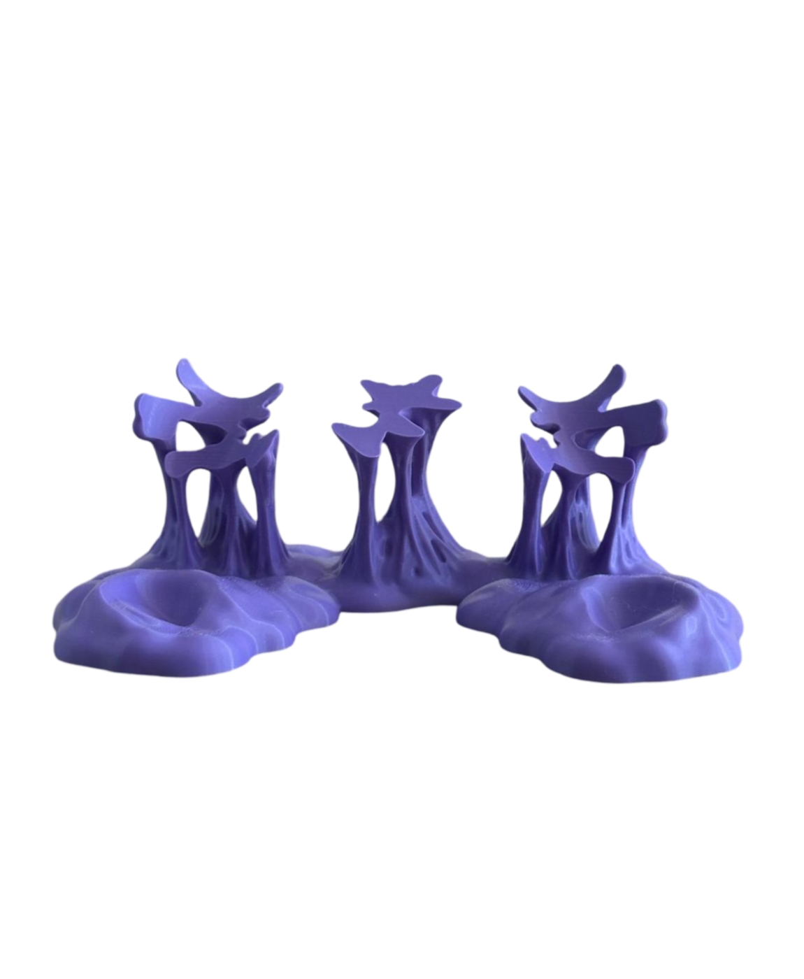 Três suportes esculturais roxos com design orgânico abstrato.