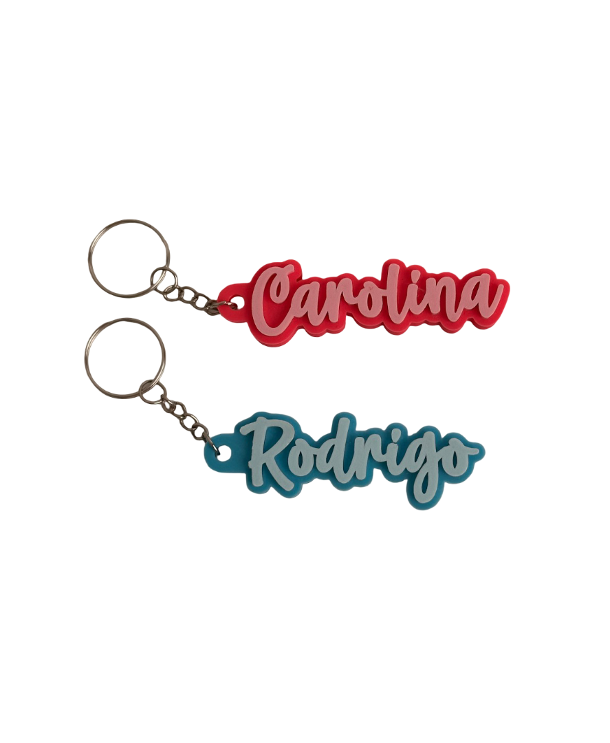 Dois porta-chaves coloridos com nomes Carolina e Rodrigo em silicone.